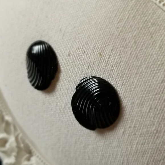 Black Shell-Shaped Earrings - Picture 2 of 8